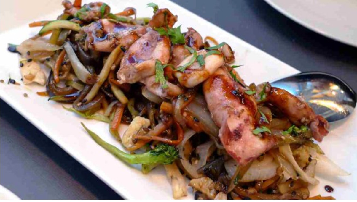 calamar y setas en salsa de soja